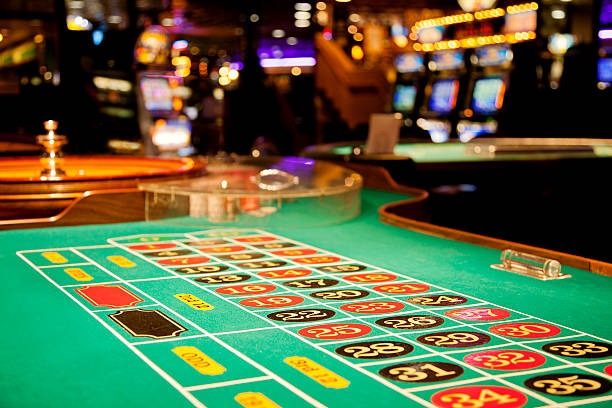 Money Train slot interface showing five reels, paylines, and bonus feature trigger